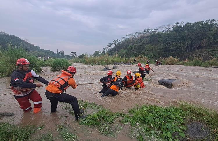 10 Mahasiswa Universitas Pancasakti Tegal Terjebak Banjir Sungai Kaligung  