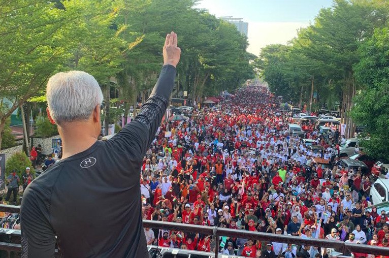 Jalan Sehat bersama Ganjar Diikuti Ratusan Ribu Orang, Jalanan Kota Makassar Dipenuhi Lautan Manusia - Bagian 2