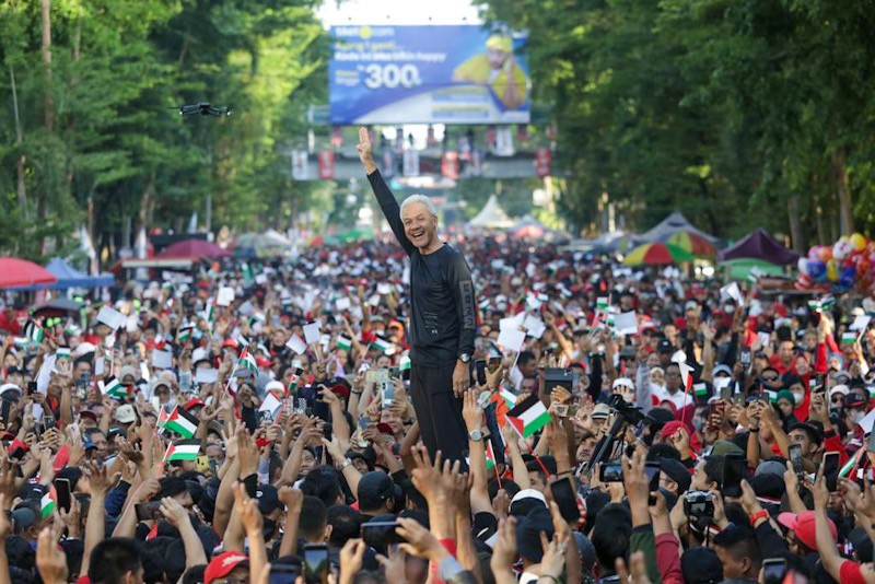 Jalan Sehat bersama Ganjar Diikuti Ratusan Ribu Orang, Jalanan Kota Makassar Dipenuhi Lautan Manusia - Bagian 3