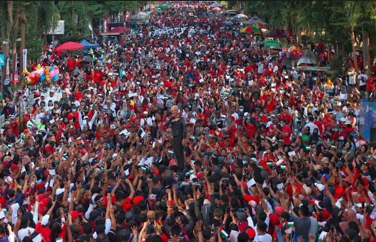 Jalan Sehat di Makassar Jadi Lautan Manusia, Ganjar Tekankan 3 Hal Ini ke Warga
