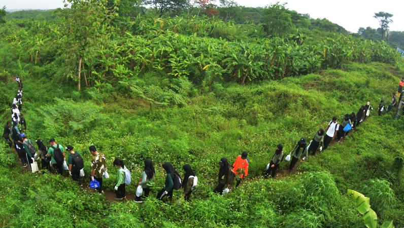  Peduli Lingkungan, Ribuan Mahasiswa Unnes Tanam 3.500 Bibit Pohon di Area Gunung Ledek