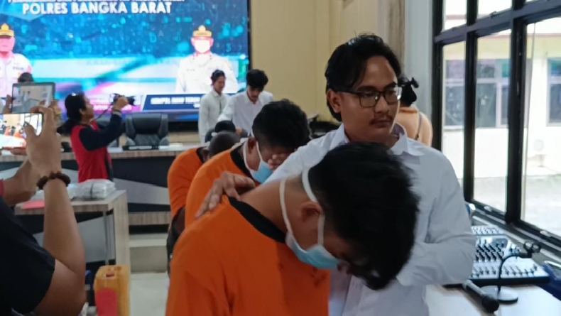 title 4 Pegawai CV MJU di Bangka Barat Ditangkap, Terlibat Kasus Penggelapan Timah Perusahaan 4 Pegawai CV MJU di Bangka Barat Ditangkap, Terlibat Kasus Penggelapan Timah Perusahaan
