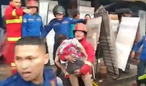 Penyelamatan Dramatis Lansia Terjebak Kebakaran Ruko di Manado