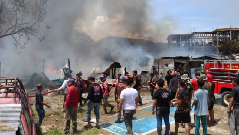 title Kebakaran Hebat di Asrama Polres Jayawijaya, Api Berasal dari Dapur Rumah Nomor 12 Kebakaran Hebat di Asrama Polres Jayawijaya, Api Berasal dari Dapur Rumah Nomor 12