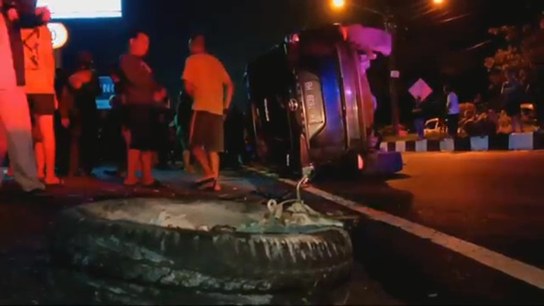 title Kecelakaan di Palangka Raya, Fortuner Ringsek usai Tabrak Pembatas Jalan lalu Terguling Kecelakaan di Palangka Raya, Fortuner Ringsek usai Tabrak Pembatas Jalan lalu Terguling