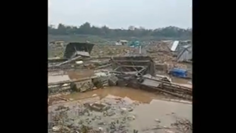 Banjir Bandang Terjang Aliran Waduk Saguling KBB, 100 KJA Rusak 10 Ton Ikan Mati