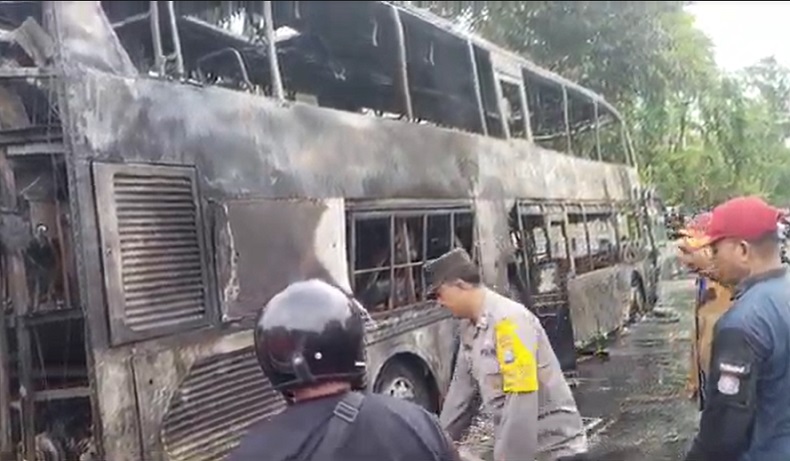 Bus Double Decker Karina Ludes Terbakar di Pamekasan, Begini Kondisinya 