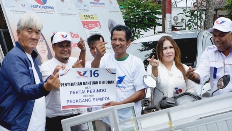 Caleg Partai Perindo Ovani Tambajong Bagikan 16 Gerobak Gratis untuk UMKM di Balikpapan