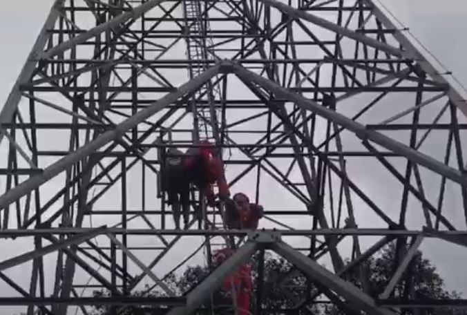 Jengkel HP Diambil Orang Tua, Gadis di Kukar Coba Bunuh Diri Panjat Tower