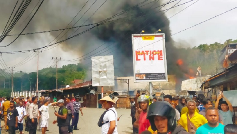 title Kebakaran di Heram Papua Hanguskan 9 Bangunan, Api Berasal dari Plafon Kebakaran di Heram Papua Hanguskan 9 Bangunan, Api Berasal dari Plafon