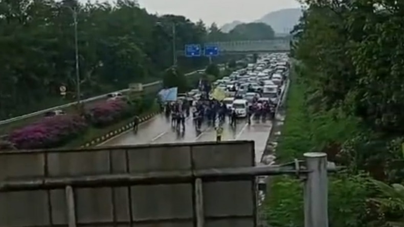 Viral Aksi Buruh Long March di Jalan Tol Baros Arah Pasteur Bandung, Lalu Lintas Macet