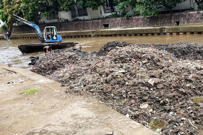 Antisipasi Banjir Jakarta, Pengerukan Lumpur Kali Ciliwung Dikebut  - Bagian 3