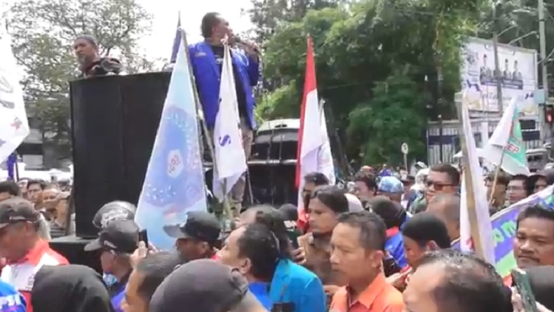 Tolak Kenaikan UMP 3,6 Persen, Ratusan Buruh Geruduk Kantor Bobby Nasution