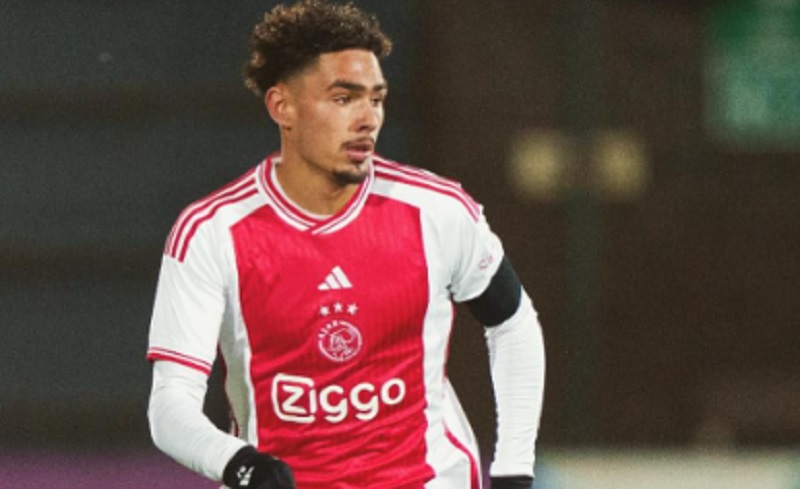 Pamer Tato Sedikit Cinta, Bek Ajax Amsterdam Berdarah Maluku Siap Dinaturalisasi?