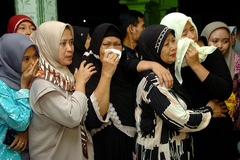 Isak Tangis Keluarga Terima Jenazah Pekerja Bangunan yang Tewas Ditembak KKB - Bagian 1