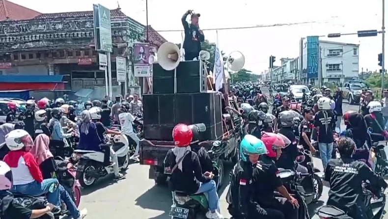 title Ribuan Buruh Majalengka Blokade Jalan Nasional, Lalu Lintas Macet 30 Km Ribuan Buruh Majalengka Blokade Jalan Nasional, Lalu Lintas Macet 30 Km