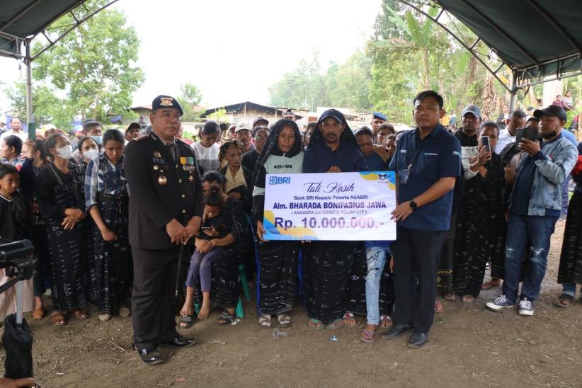 Penyerahan Santuan kepada Ahli Waris Prajurit TNI Gugur Ditembak KKB Papua - Bagian 2