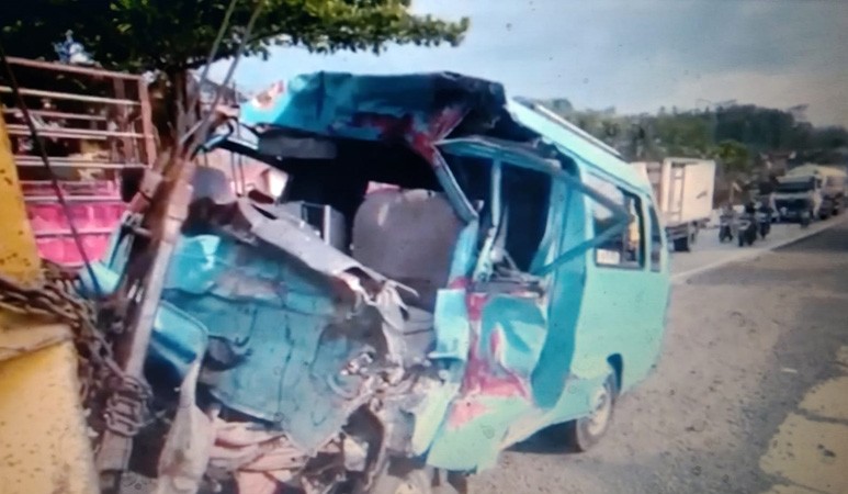  Kecelakaan Angkudes Tabrak Truk di Brebes, 1 Penumpang Tewas, Sopir Terjepit Kabin