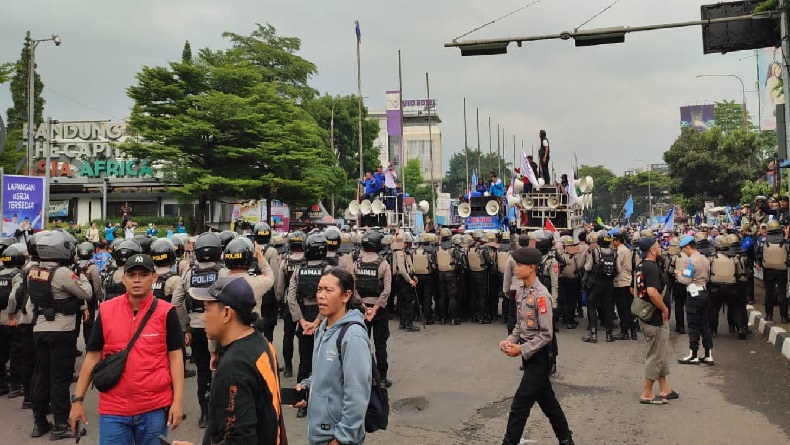 Buruh-Polisi Berhadapan di Lampu Merah Pasteur Bandung, Suasana Sempat Memanas