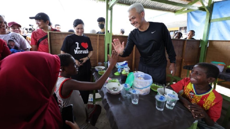 Ganjar Sarapan Bubur Ayam di Merauke, Pedagangnya Kaget Dikunjungi Capres