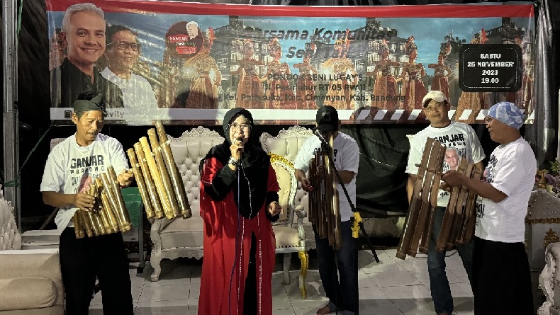 Keren, Ganjartivity Sosialisasikan Ganjar-Mahfud lewat Pertunjukan Seni Calung di Bandung