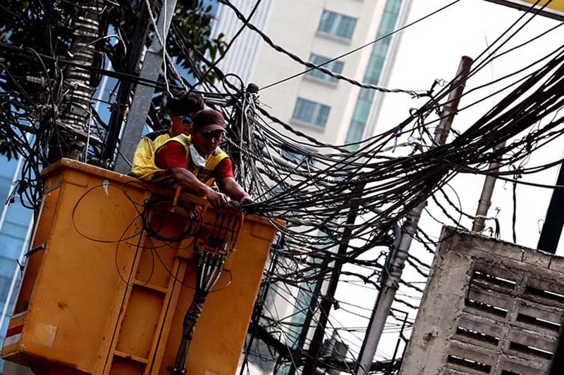 Kabel Semrawut di Tiang-Tiang Jakarta Dururat untuk Segera Dibenahi - Bagian 1