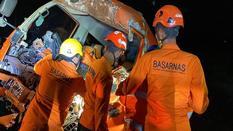 title Kecelakaan di Kulonprogo Elf Tabrak Dump Truck, 1 Orang Tewas 4 Luka-Luka Kecelakaan di Kulonprogo Elf Tabrak Dump Truck, 1 Orang Tewas 4 Luka-Luka