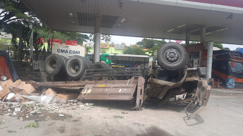 Kecelakaan di Tol Cipularang, Fuso Nyelonong lalu Terbalik di Rest Area 97, Sopir Tewas