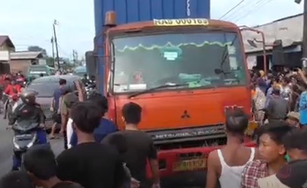 Kecelakaan di Medan, Pemotor Tewas Terlindas Truk Kontainer gegara Tergelincir