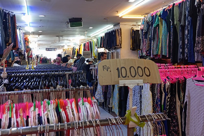 Suasana Pasar Senen Ramai Diserbu Pembeli Pakaian Impor Bekas - Bagian 3