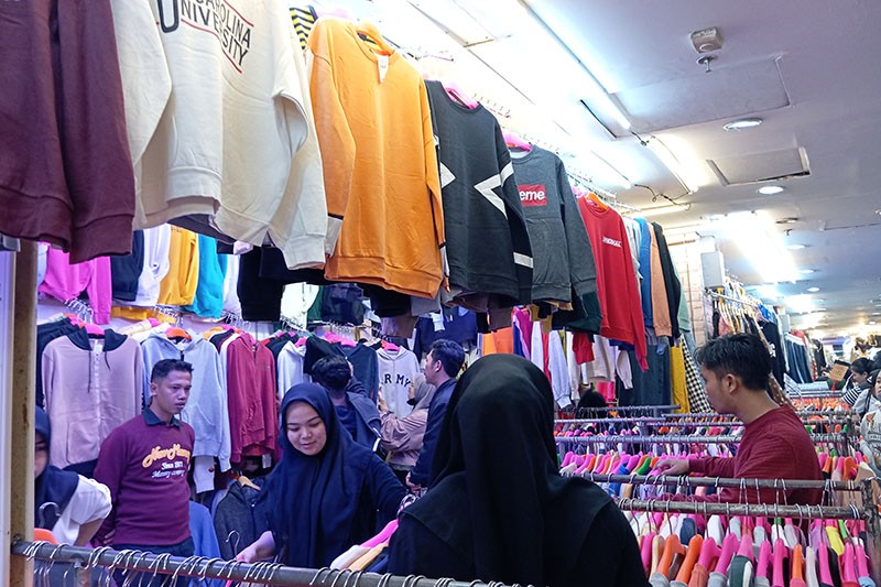 Suasana Pasar Senen Ramai Diserbu Pembeli Pakaian Impor Bekas - Bagian 1
