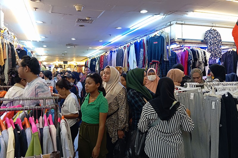 Suasana Pasar Senen Ramai Diserbu Pembeli Pakaian Impor Bekas - Bagian 2