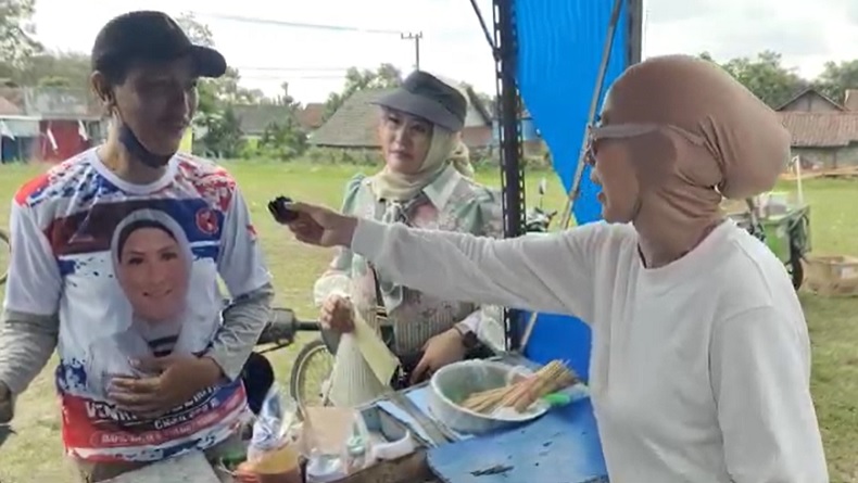 title Hadiri Kampanye Caleg Perindo Venna Melinda, Pedagang di Kediri Sampaikan Aspirasi dan Harapan Hadiri Kampanye Caleg Perindo Venna Melinda, Pedagang di Kediri Sampaikan Aspirasi dan Harapan