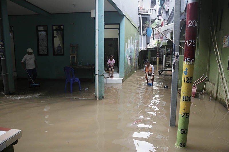 Permukiman Warga Kebon Pala Jakarta Masih Terendam Banjir 30 Sentimeter - Bagian 1