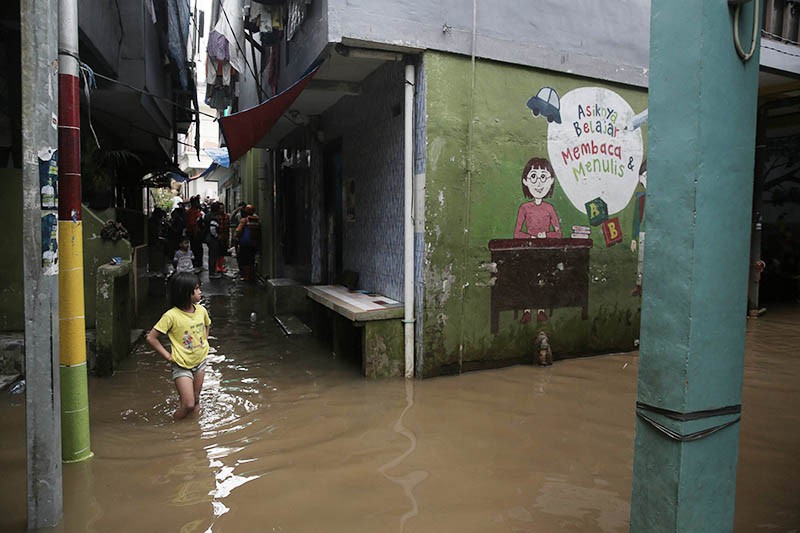 Permukiman Warga Kebon Pala Jakarta Masih Terendam Banjir 30 Sentimeter - Bagian 2
