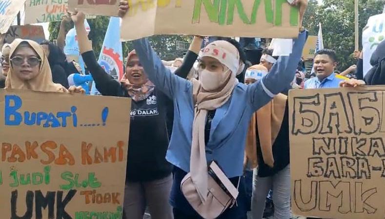 title Ratusan Buruh di Rembang Demo Tolak UMK 2024 Ratusan Buruh di Rembang Demo Tolak UMK 2024