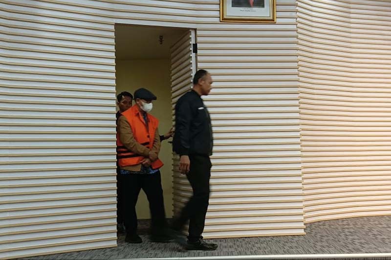 Penampakan Hakim Agung Gazalba Saleh Tertunduk Diborgol KPK - Bagian 2