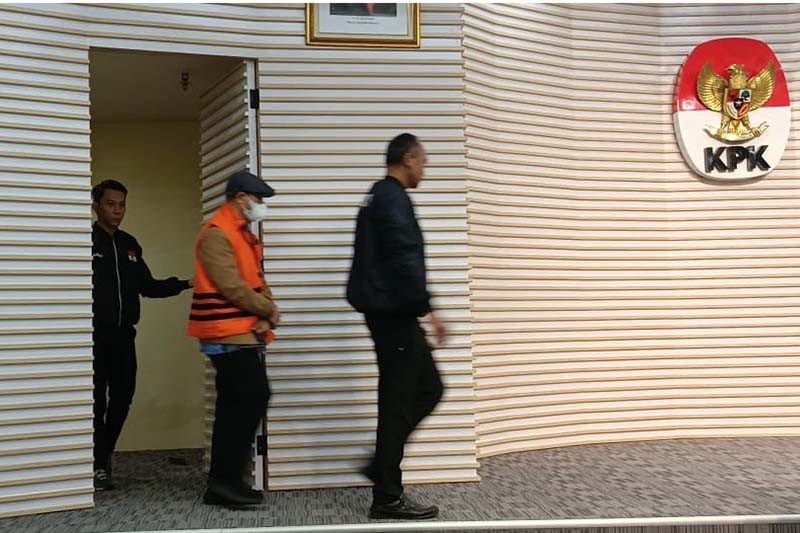Penampakan Hakim Agung Gazalba Saleh Tertunduk Diborgol KPK - Bagian 1