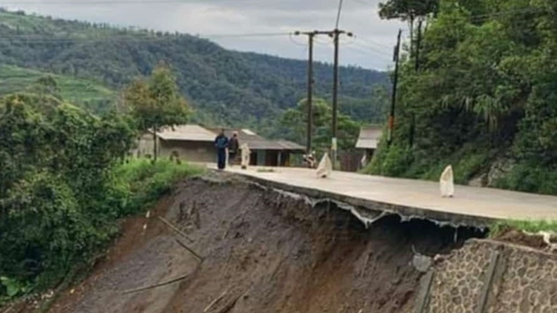 Longsor Garut, Jalan Raya Banjarwangi-Singajaya Terancam Putus