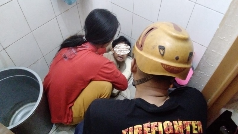 Tangan Kiri Bocah di Cimahi Tersangkut dalam Kloset Jongkok selama 2 Jam
