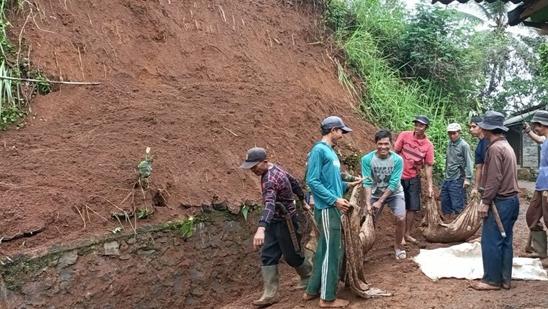 Longsor Terjang Sejumlah Kampung di Kabandungan Sukabumi, 38 Jiwa Terdampak