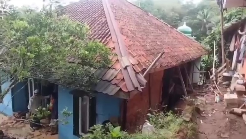 Nenek di Karangnunggal Tasikmalaya Tewas Tertimbun Longsor, saat Kejadian Korban sedang Zikir