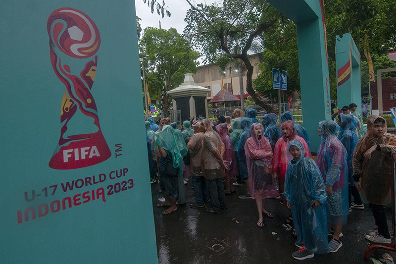 Diguyur Hujan Deras, Penonton Final Piala Dunia U-17 Berbondong-bondong ke Stadion Manahan - Bagian 1