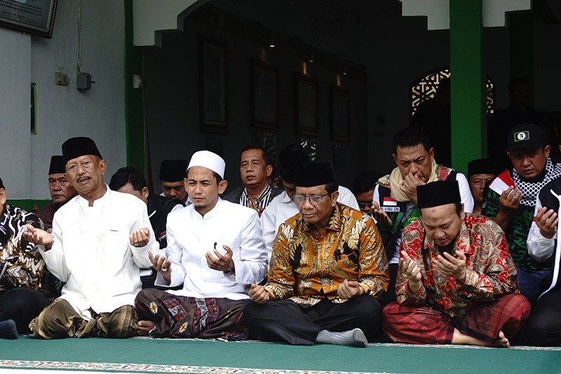 Cawapres Mahfud MD Ziarah ke Makam Para Pendiri Nahdlatul Ulama - Bagian 2