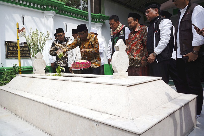 Cawapres Mahfud MD Ziarah ke Makam Para Pendiri Nahdlatul Ulama - Bagian 1