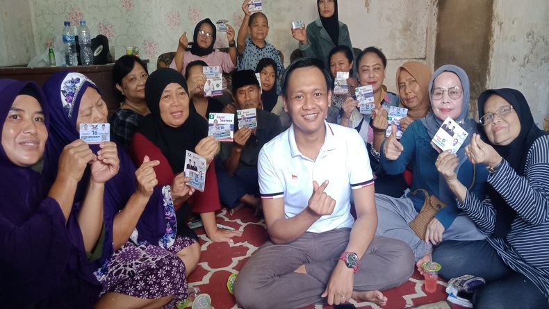 Caleg Partai Perindo Arief Santoso Sapa Warga Mandalajati Bandung, Bagikan Sembako dan Kalender