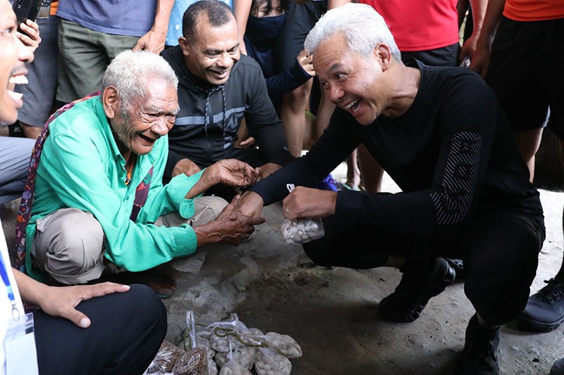 Antusiasme Warga Sampaikan Aspirasi saat Ganjar Blusukan ke Pasar di Kupang - Bagian 3