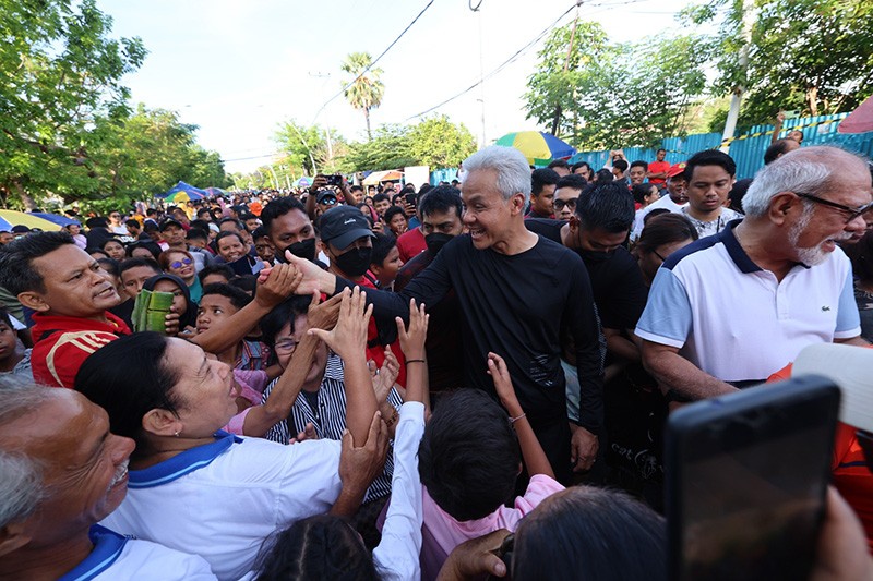 Antusiasme Warga Sampaikan Aspirasi saat Ganjar Blusukan ke Pasar di Kupang - Bagian 4