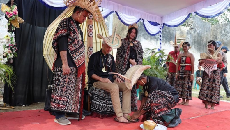 Ditahbiskan sebagai Anak Sulung Keluarga Besar Nusak Termanu, Ganjar Terharu