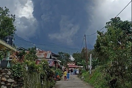 Gunung Marapi Erupsi Disertai Dentuman Keras Terdengar hingga Bukittinggi